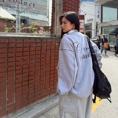 【現貨】Cross Studio反車線草寫大學T8