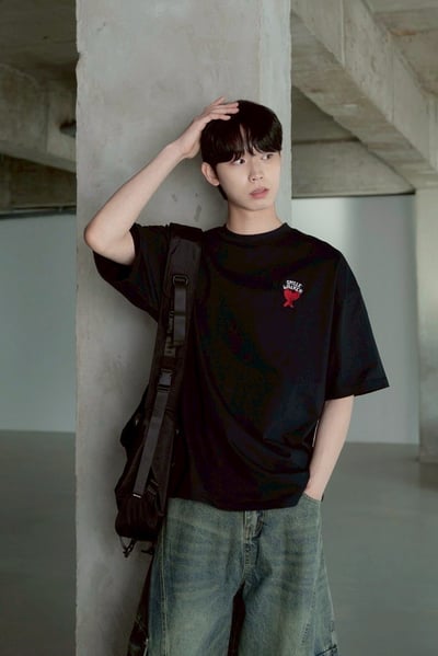 【現貨】SMILE WALKER愛心人走路刺繡短T5