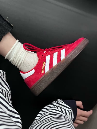 【爆款折扣預訂!】ADIDAS HANDBALL SPEZIAL 正紅色紅白金標焦糖底｜FV12273
