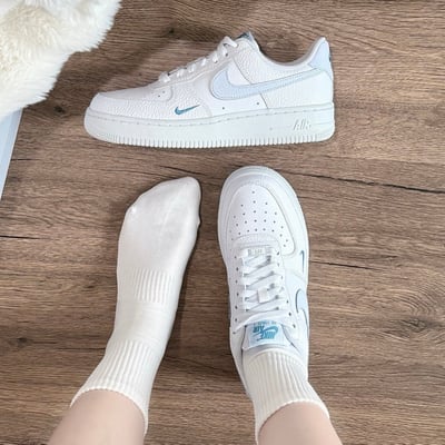 【敲碗成功!!少量補貨】Nike Air Force 1 海鹽藍小勾 寶寶藍 刺繡 小勾 女款｜HV2511-1004