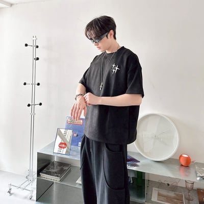 【現貨】哥德字星芒刺繡麂皮短T5