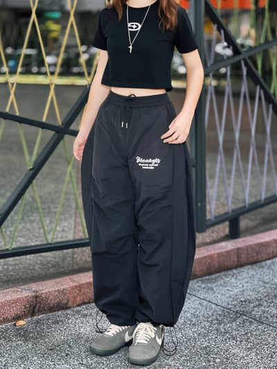 【現貨】街頭繡花褶皺彎刀傘兵褲3