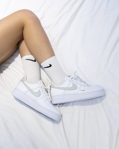【現貨】NIKE AIR FORCE 1 白綠 小金勾 灰綠 女鞋｜CZ0270-1064