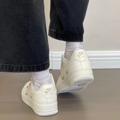 【閃閃惹人愛】Nike AF1 GOLD SWOOSH 奶油燕麥 四小金勾｜FV3654-1113