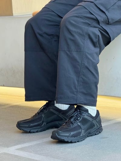 【現貨】NIKE ZOOM VOMERO 5 BLACK 全黑 黑魂 黑武士 復古老爹鞋｜BV1358-0031