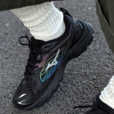 【爆款！預訂】Mizuno FIYI V2 “Black Iridescent” 黑銀黑炫彩 復古運動鞋慢跑鞋黑｜d1gh2415025