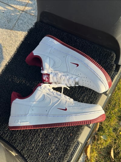 【現貨】NIKE AIR FORCE 1 ‘07 LV8 櫻桃蛋糕 白紅 皮革 刺繡小勾  ｜HM9483-1005