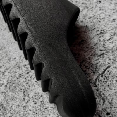 【現貨】Adidas Yeezy Slide Boost Onyx 黑魂 全黑 防水拖鞋｜HQ64485