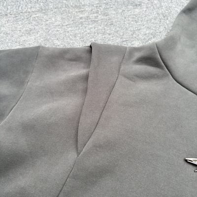 【現貨】金屬感解構剪裁帽T9