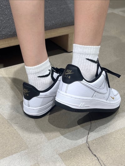 【國外限定色】NIKE AIR FORCE 1 LX GOLD 小金勾 白黑 反車線 女鞋｜IB6543-1012