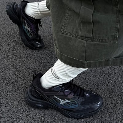 【爆款！預訂】Mizuno FIYI V2 “Black Iridescent” 黑銀黑炫彩 復古運動鞋慢跑鞋黑｜d1gh2415024