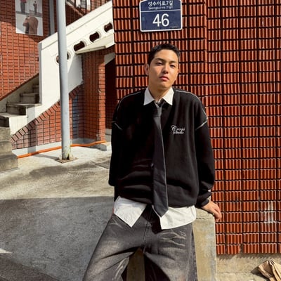 【現貨】Cross Studio反車線草寫大學T6