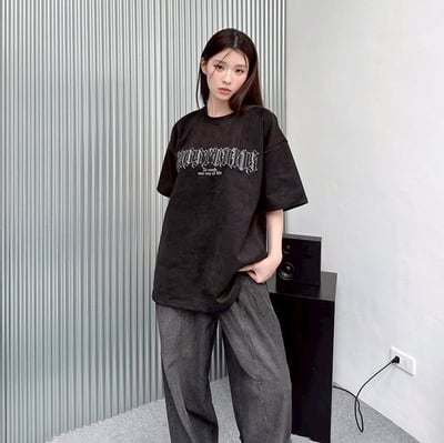 【現貨】哥德字車線麂皮刺繡短T8