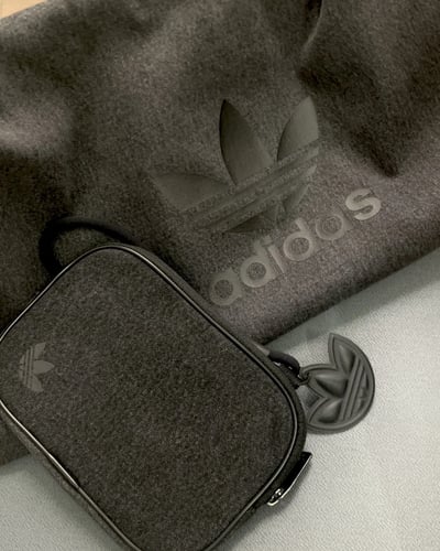 【國外連線預購 買大送小!!!】2色｜ADIDAS 牛仔丹寧單肩包大雲朵包附零錢包 IX7693 IX76949