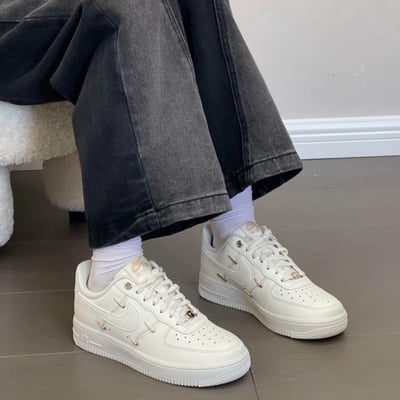 【閃閃惹人愛】Nike AF1 GOLD SWOOSH 奶油燕麥 四小金勾｜FV3654-1116