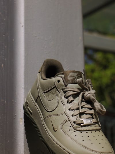 【優惠下殺現貨】NIKE AIR FORCE 1 '07 LV8 月岩灰 水泥灰 灰綠｜HM9483-3005
