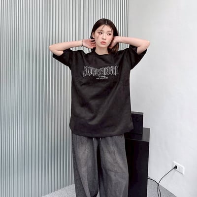 【現貨】哥德字車線麂皮刺繡短T9