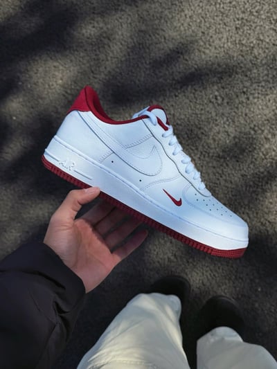 【現貨】NIKE AIR FORCE 1 ‘07 LV8 櫻桃蛋糕 白紅 皮革 刺繡小勾  ｜HM9483-1001