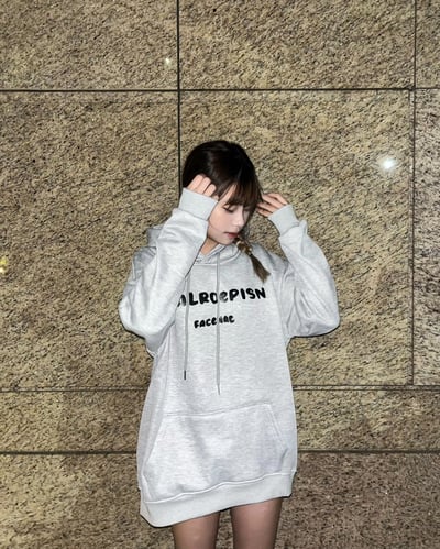 【現貨】簡約超Q字母牛奶絨帽T2