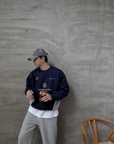 【現貨】OVERSIMPLIFICATION刺繡拼接大學T8