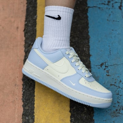 【清爽蘇打配色爆款】NIKE AIR FORCE 1 寶寶藍 奶油藍 小勾 雙勾 女鞋｜IV3222-4007