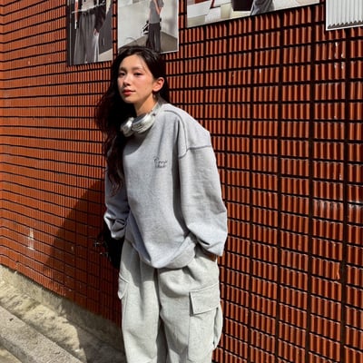 【現貨】Cross Studio反車線草寫大學T5