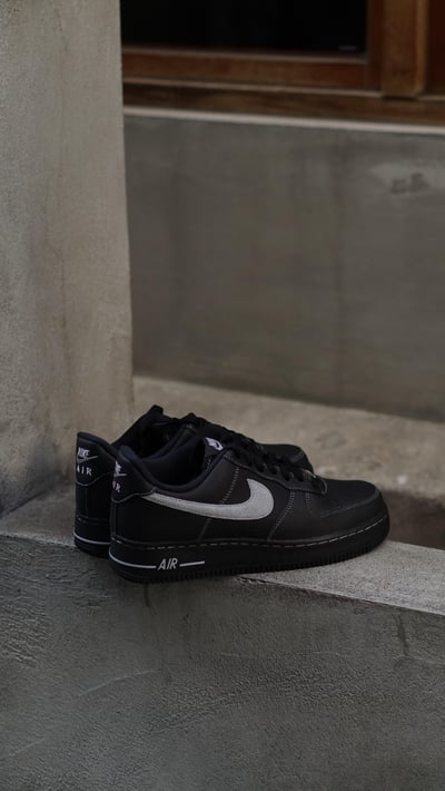【挑戰最低價!現貨速發】NIKE AIR FORCE 1 黑魂白縫線All black｜HQ2037-00614