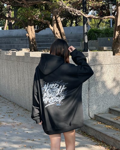 【現貨速發】藝術英文塗鴉牛奶絨帽T6