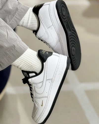 【國外限定色】NIKE AIR FORCE 1 LX GOLD 小金勾 白黑 反車線 女鞋｜IB6543-1017