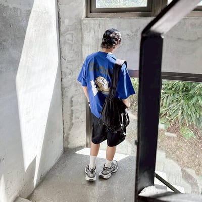 【SORONA® 涼感現貨】SWING柴犬鞦韆塗鴉感短T6