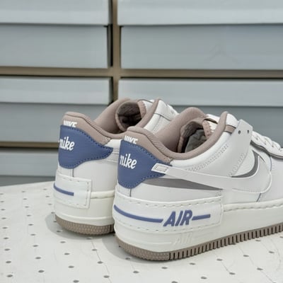 【限定新色！預購】Nike Air Force 1 shadow 霧藍拿鐵 解構 雙勾 女款｜IO7594-1013