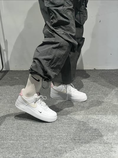 【現貨】NIKE AIR FORCE 1 'Tumbled Pink' 櫻花奶油 雙勾 壓印小勾｜HF9992-1004