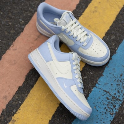【清爽蘇打配色爆款】NIKE AIR FORCE 1 寶寶藍 奶油藍 小勾 雙勾 女鞋｜IV3222-4004