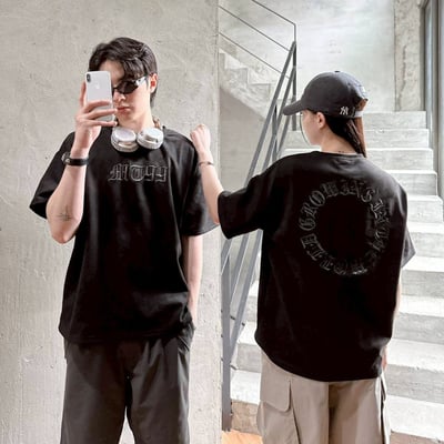 【麂皮上衣必入現貨】歌德字圓環刺繡短T1