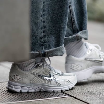 【爆款現貨】 NIKE ZOOM VOMERO 5 白銀液態銀 灰銀 女鞋｜HF7723-1005