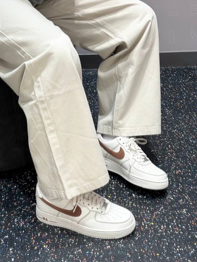 【全新爆款預購】NIKE AIR FORCE 1 白摩卡 反車線 男款｜HQ2037-1012