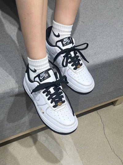 【國外限定色】NIKE AIR FORCE 1 LX GOLD 小金勾 白黑 反車線 女鞋｜IB6543-1015
