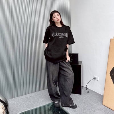 【現貨】哥德字車線麂皮刺繡短T7