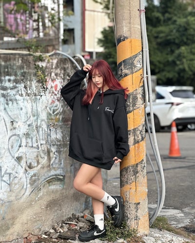 【現貨速發 簡約風必愛款】草寫筆跡牛奶絨帽T5