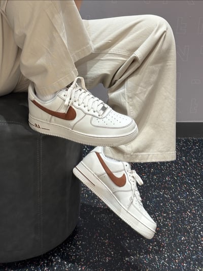 【全新爆款預購】NIKE AIR FORCE 1 白摩卡 反車線 男款｜HQ2037-1011