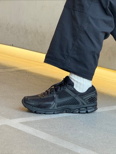 【現貨】NIKE ZOOM VOMERO 5 BLACK 全黑 黑魂 黑武士 復古老爹鞋｜BV1358-0033