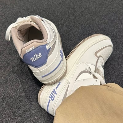 【限定新色！預購】Nike Air Force 1 shadow 霧藍拿鐵 解構 雙勾 女款｜IO7594-1017