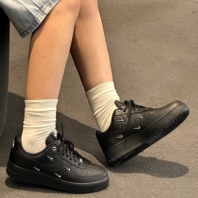 【超殺黑魂上線】Nike Air Force 1 Low WMNS 黑魂四銀勾｜HQ1180-0013