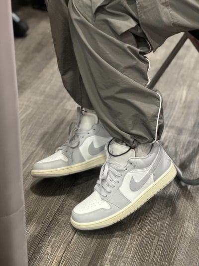 【限時折扣!現貨】AIR JORDAN 1 LOW W 淺灰奶油底 海鹽奶油灰 情侶款｜DC0774-1034