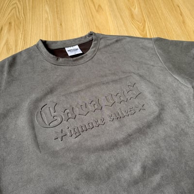 【現貨】哥德字剛印麂皮短T11