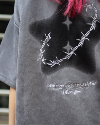 【現貨】荊棘五角星刺繡麂皮短T10