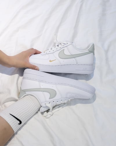 【現貨】NIKE AIR FORCE 1 白綠 小金勾 灰綠 女鞋｜CZ0270-1065