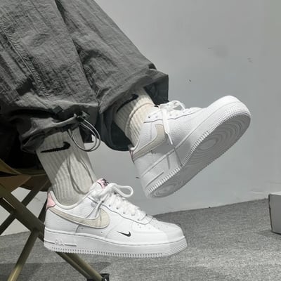 【現貨】NIKE AIR FORCE 1 'Tumbled Pink' 櫻花奶油 雙勾 壓印小勾｜HF9992-1001