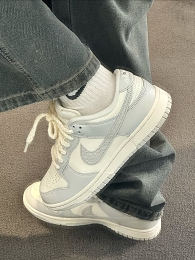 【現貨】NIKE Wmns Dunk Low Needlework 浮雕骨白灰｜FJ4553-13315