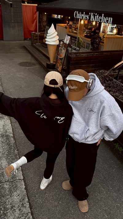 【現貨】短寬簡單草寫英文刷毛重磅帽T5